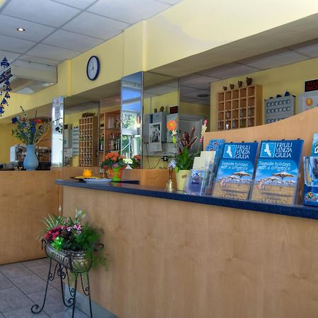 Hotel Minerva Lignano Sabbiadoro Buitenkant foto