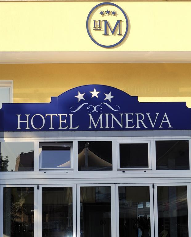 Hotel Minerva Lignano Sabbiadoro Buitenkant foto