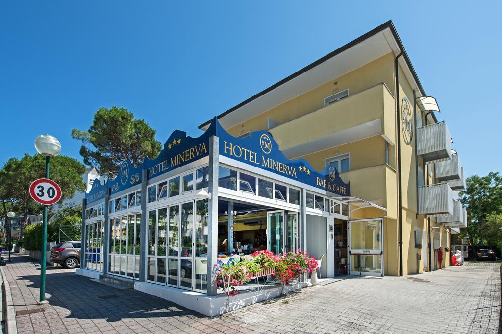 Hotel Minerva Lignano Sabbiadoro Buitenkant foto
