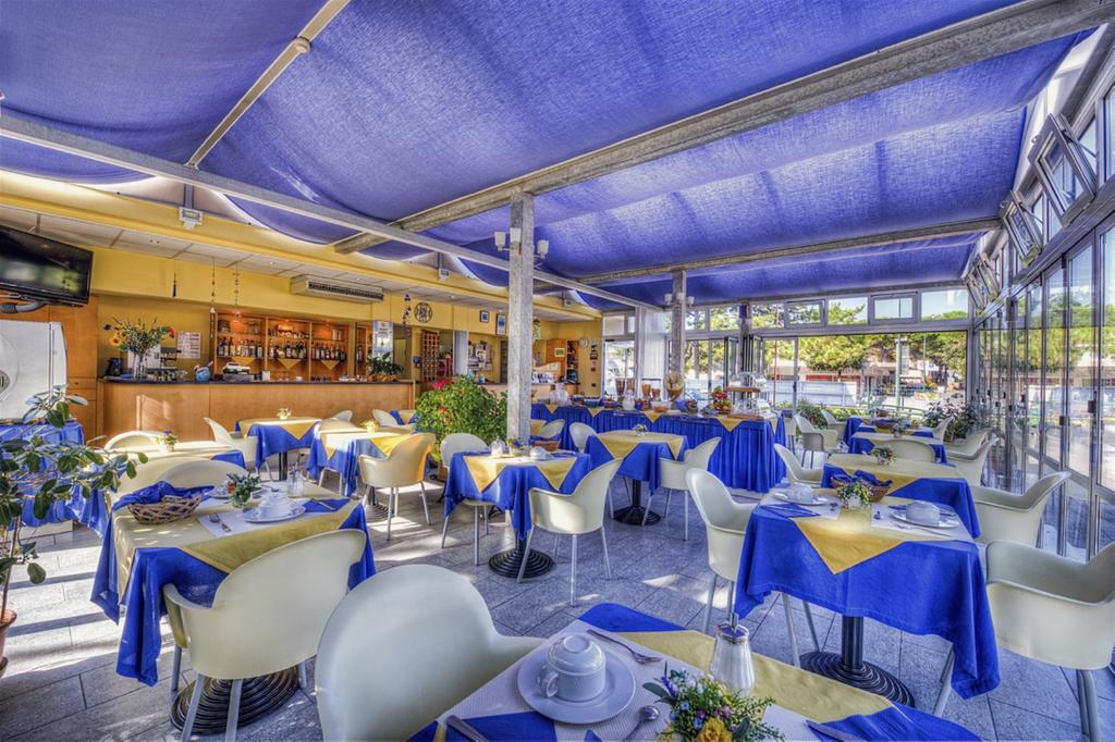 Hotel Minerva Lignano Sabbiadoro Buitenkant foto