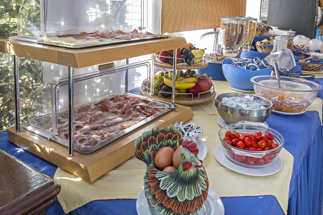 Hotel Minerva Lignano Sabbiadoro Buitenkant foto