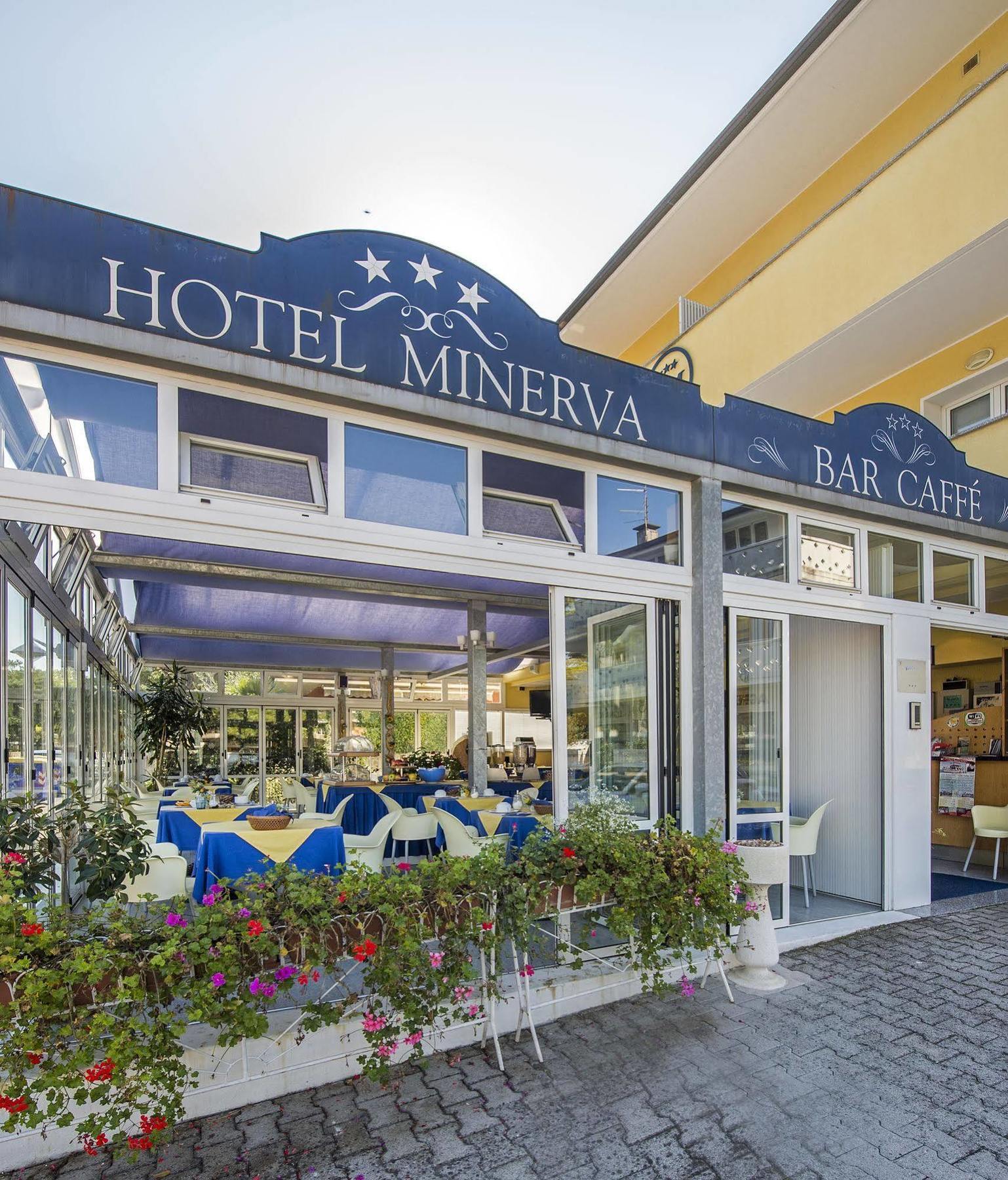 Hotel Minerva Lignano Sabbiadoro Buitenkant foto